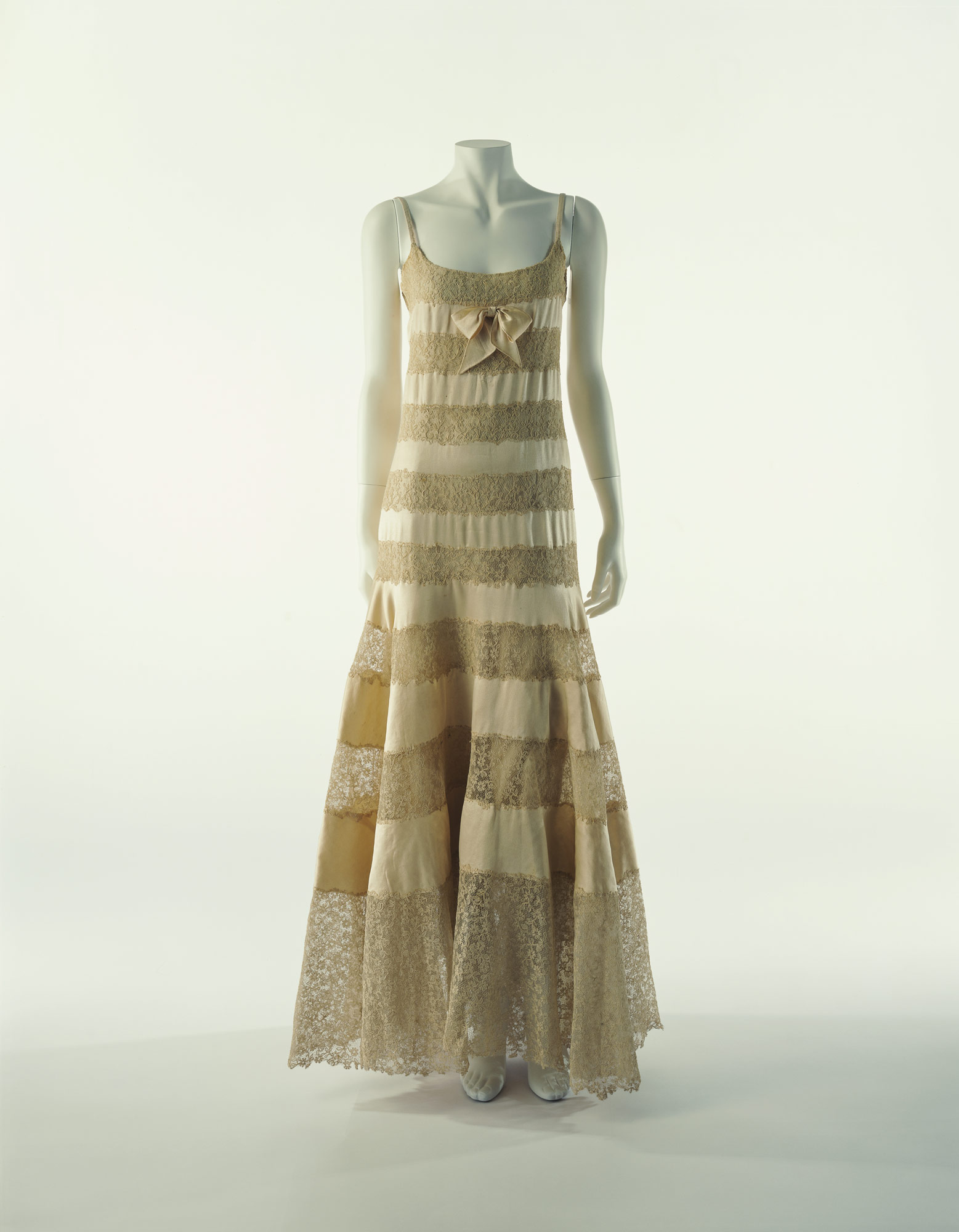 Chanel - The Modern Tie-back, 1930 - Evening Gown, Photo Demeyer