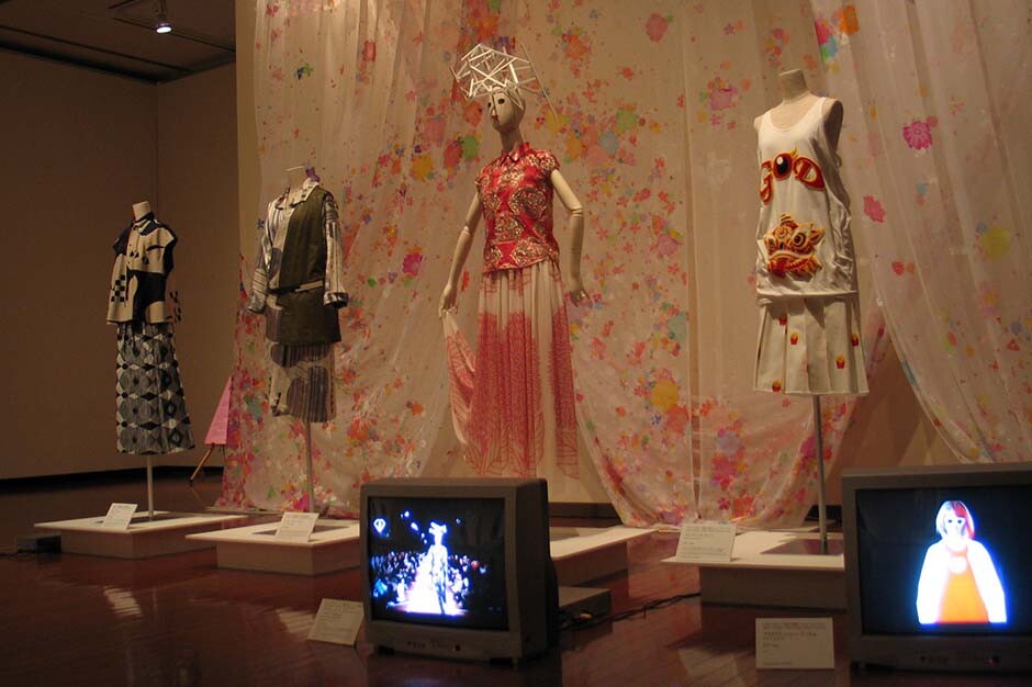 ファッション:時代を着る展