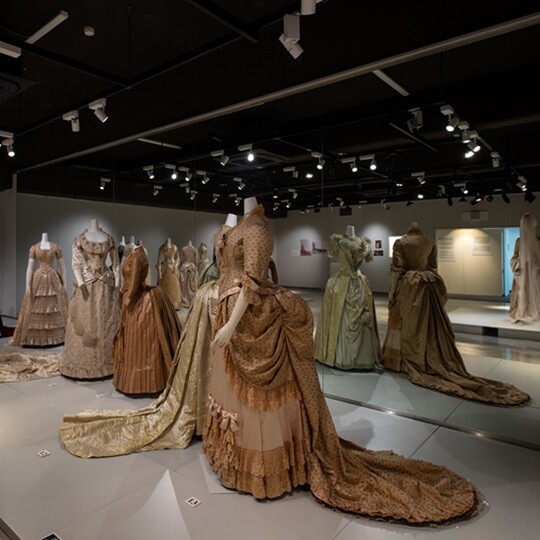 収蔵品紹介37 
 裾引くトレーン―19世紀後半のドレス