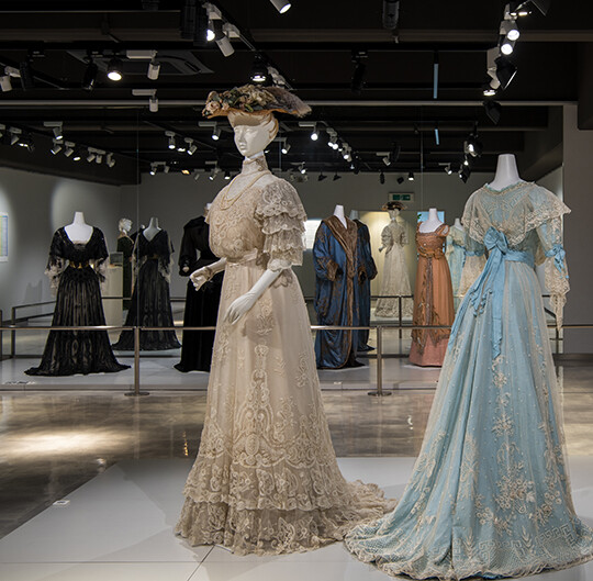 収蔵品紹介34
 フランス文学が誘(いざな)う街とファッション