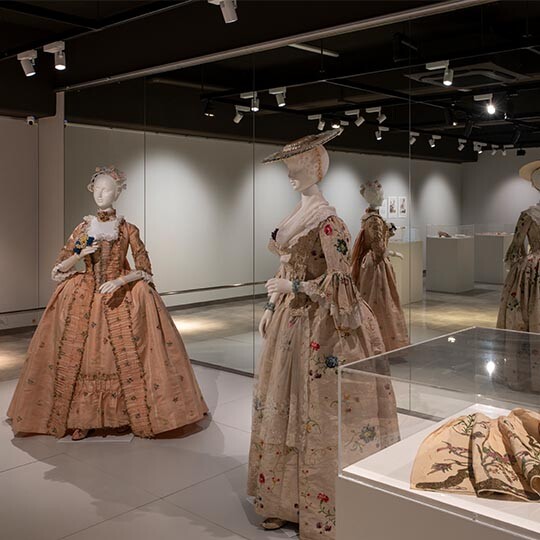 収蔵品紹介40 装いを彩る―18世紀貴族女性の服飾小物― 