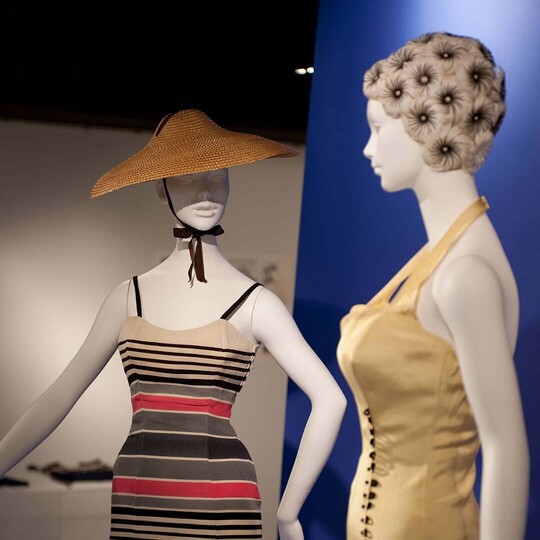 収蔵品紹介 12
 水辺のファッション