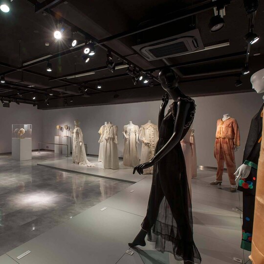 収蔵品紹介 14
 私的空間の装い