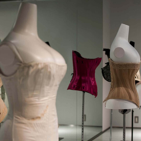 収蔵品紹介 16
 コルセットの世界