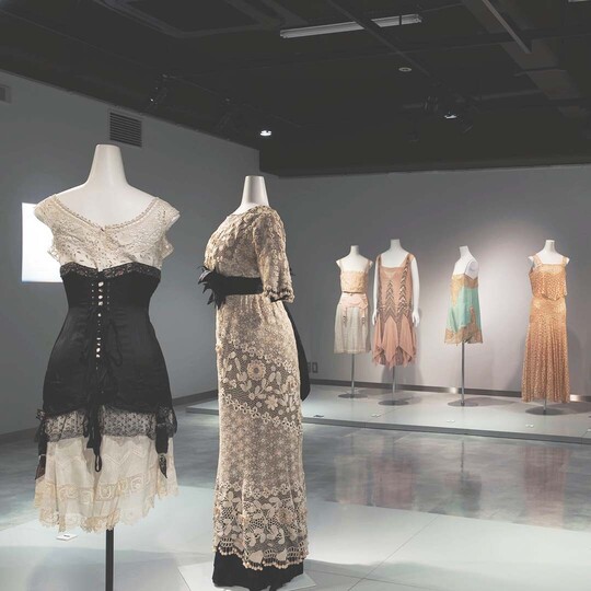 収蔵品紹介 17
 ファッションとファウンデーション