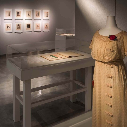 収蔵品紹介 19
 描かれたファッション