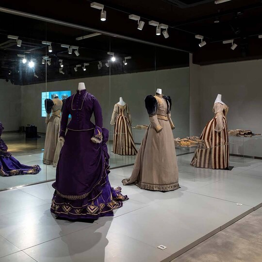 収蔵品紹介 32
 昼と夜のための2つのボディス